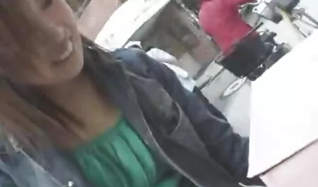 Gadis yang tinggi awek melayu montok dengan dada telanjang pantat.