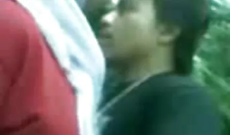 Letakkan kecantikan video melayu tudung hijau menunjukkan payudara dan pantat di webcam