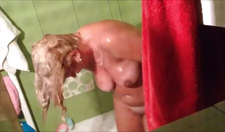 Seorang wanita budak tudung main cantik dan bos melakukan seks di kamar mandi.