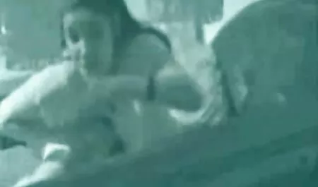 Seorang wanita di awek lancap pakwe tempat kerja.