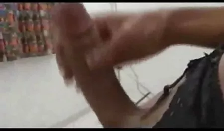 Hitam perdolit trim putih. awek melayu pantat tembam