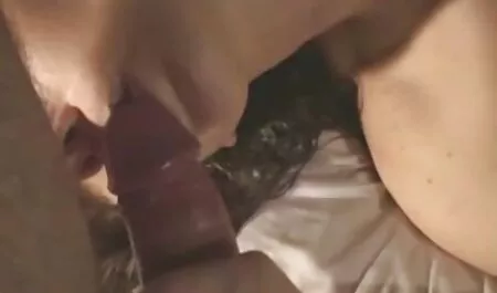 Hamba menjilat awek kesakitan pantat