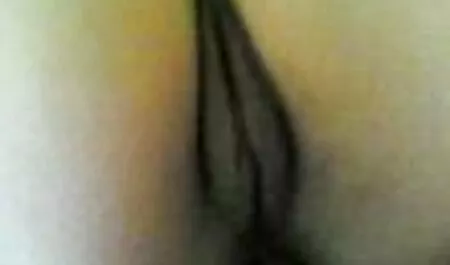 Frank kote bulu lebat porno dibuat oleh kulit gelap model dengan skirt pendek