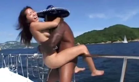 Cute pemuda gay blowjob dan menjilat pantat poen awek melayu oleh orang lain