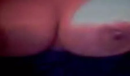 Melancap dari tudung hijau main Khokhlushka dengan penis.