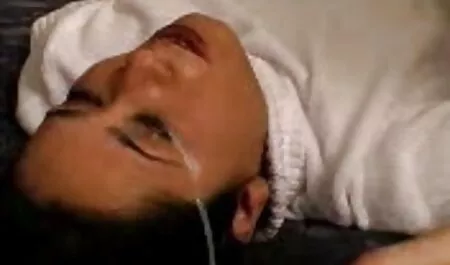 Urutan awek main sedap dengan seorang lelaki berjanggut dan dipenuhi dengan dubur