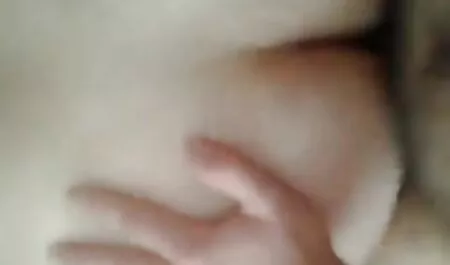 Gadis itu meletakkan getah melayu mengerang sedap pantat di pribadi.