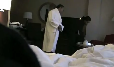 Seorang pelajar sedap kena henjut di skirt pendek menganggap bahawa lelaki itu sperma dalam faraj dia.