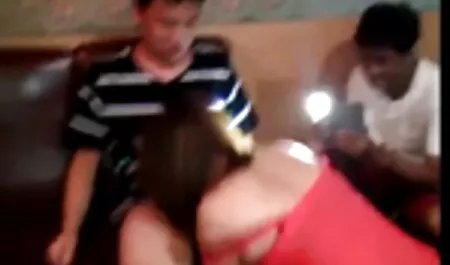 Dia swasta yang dirakam dengan gadis dalam mandi melayu isap konek
