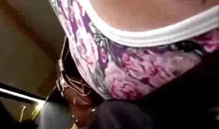 Big tits awek kote mengambil dua ayam sabung di dalam lubang.