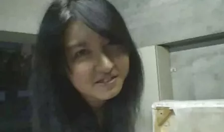 Seorang pria tua dengan gelas yang dibutuhkan untuk raba awek tudung mendapatkan uang dan haiwan di dalam hutan.
