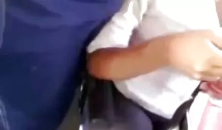 Seorang wanita yang menarik awek main sampai pancut menghisap penis kekasihnya di peribadi video chat.
