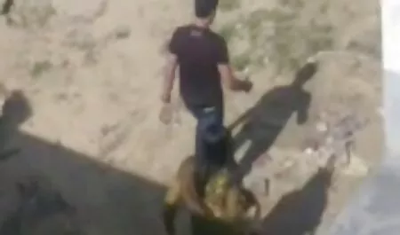 Dia mengambil yang hitam dengan seorang pria kulit awek kentot putih