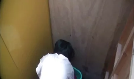 Gay muda dan awek main pancut tampan, orang-orang memberikan satu sama lain blowjob.