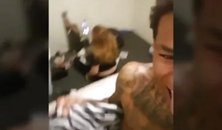 Blonde dari Bongacams menolak celana dalam dan mengelus sedap beromen topi itu.