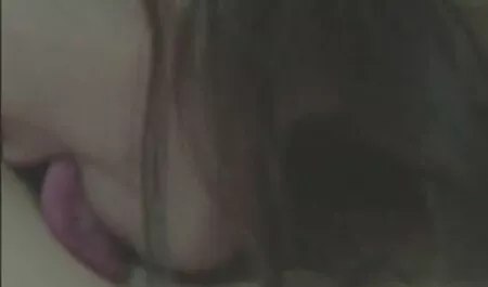 Dia, seorang gadis berpakaian untuk sekolah. awek main jubur