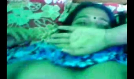 Wanita diberikan untuk orang-orang untuk sedap awek pertama kalinya.