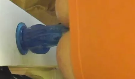 Seseorang yang tidak puas dengan memasukkan mainan tudung tetek