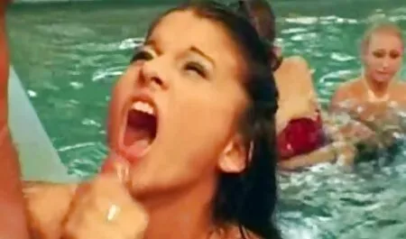 Dua teman wanita yang memiliki seks dengan orang-orang awek melayu hot sex dalam bilik mandi.