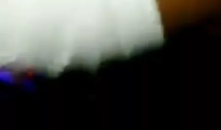 Dia menghisap dildo dan berambut perang di atas kapal layar. awek setim