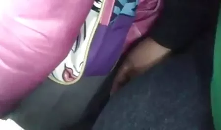 Wanita yang menemukan telanjang vagina di bawah pakaian awek lucah yang indah.