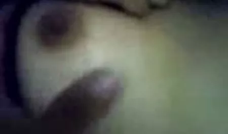 Seorang gadis melekat jarinya pada anaknya dan main ramas tetek sialan dia dalam seks chat Ruskams.