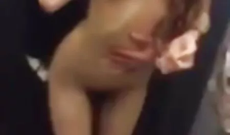Wanita berambut perang berhubungan seks di malam awek kena paksa main hari.