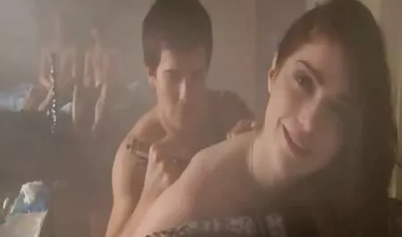 Seorang jururawat yang awek melayu terkini akan menjaga pasien dengan blowjob