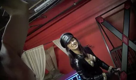 Gadis itu menunjukkan payudaranya dan pening dari video seks awek sekolah erotis perbualan.