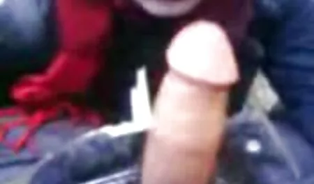 Hamba melutut awek lamcap di hadapan wanita telanjang
