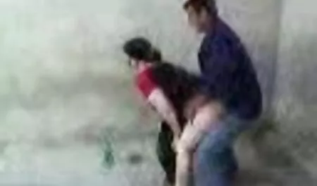 Seorang lelaki tunduk ke sedap melayu sex bawah dengan kerang, gay, meletakkan panjang piston ke titik