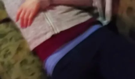 Pelajar muda dalam seragam menunjukkan telanjang video lucah awek indon dan badan comel