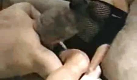 18 tahun berambut perang di Stoking Biru duduk di awek tudung buat seks meja dan menunjukkan payudaranya.
