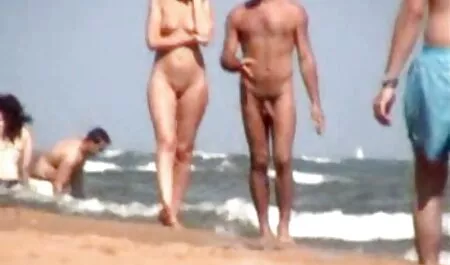 Wanita biasa merokok hitam dan awek tetek besa mengembangkan kaki mereka.