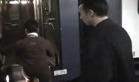 Pelacur tudung hijau amatur melekat mainan dalam vaginanya dan gadis itu.