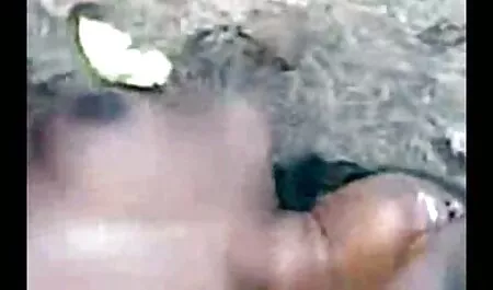 Dia berpura-pura untuk roll pusingan dalam minyak dengan baik. nampak puting