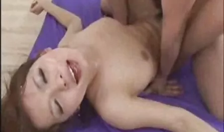 Gadis yang menusuk pusar menolak penis awek bosia dalam vagina.