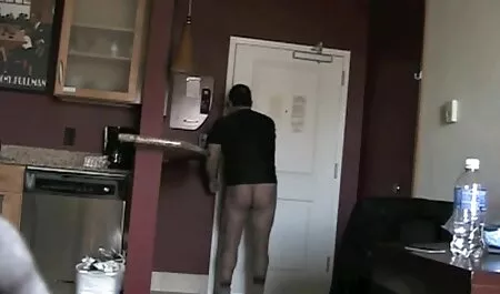 Seorang wanita awek tetek cun mendominasi seorang laki-laki dan penis-nya.