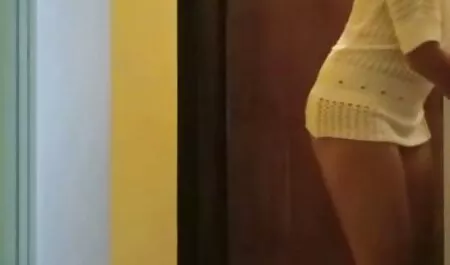 Dia menghisap ayam sabung melalui tetek malayu lubang di dinding dan menelan