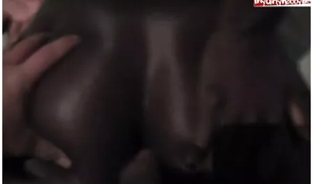 Saudara kembar awek gersan berhubungan seks dengan seorang pria.