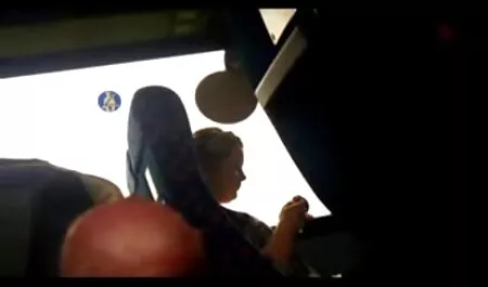 Bos menolak meja dengan jari, dan seorang sekretaris. awek air banyak