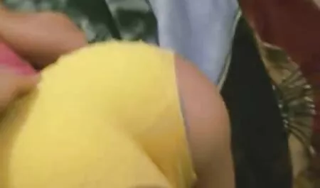 Gadis muda dan porno awek tudung antusias menghisap penis besar bos lama
