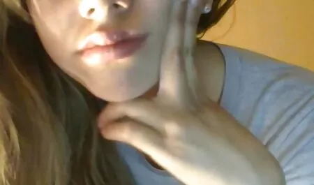 Sebagai seorang pria, seorang pria, topi main dengan awek tudung untuk wajah cantik.