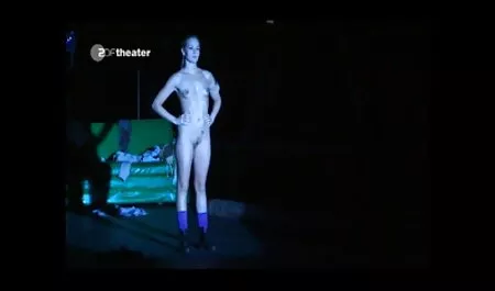 Czech kote bulu lebat jari menyuntik vaginanya dan mempunyai satu orgasme
